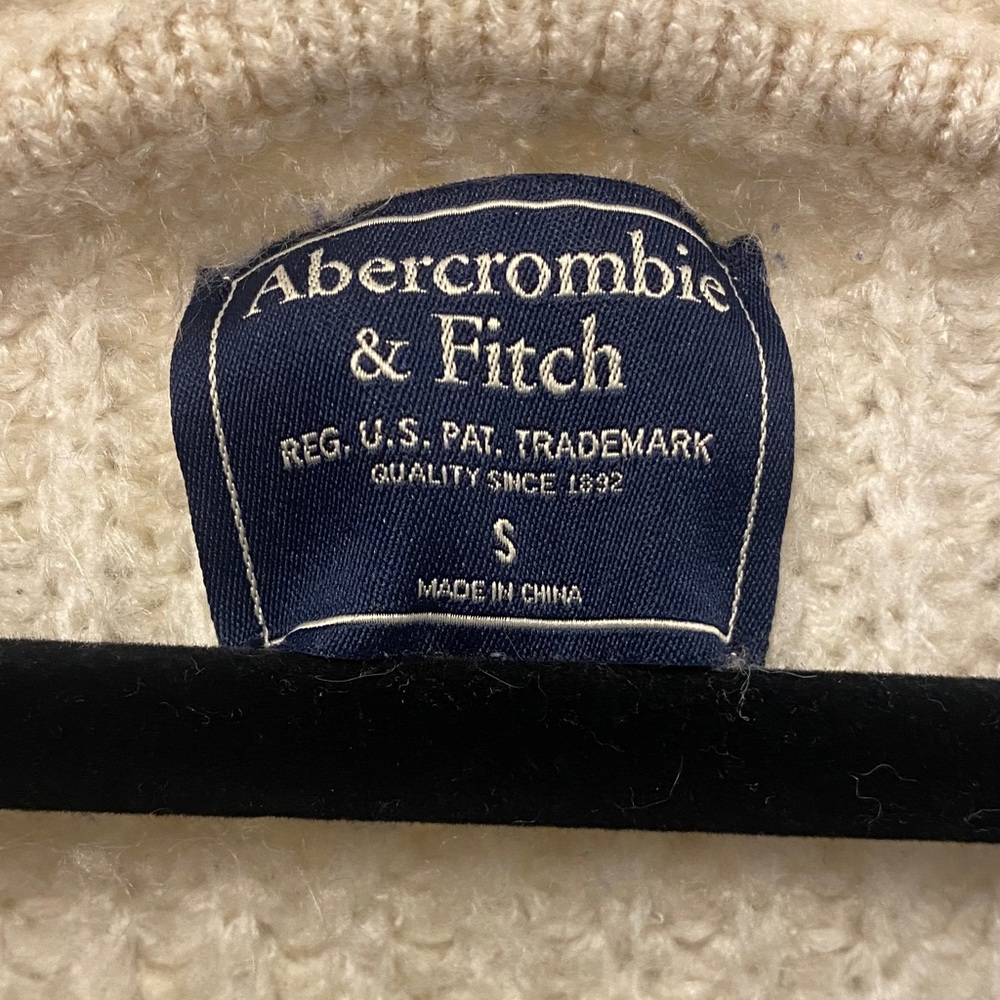 Abercrombie and Fitch Women's Cream V-Neck Sweater - Picture 2 of 3